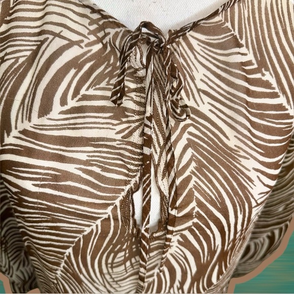 BCBGMaxAzria Brown Palm Leaf Pattern 100% Silk Tie-Front Pullover Blouse Size 8 - Picture 3 of 11